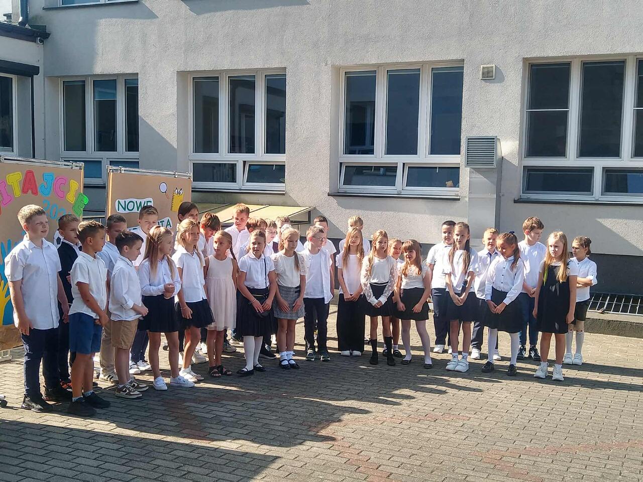 Uroczystość rozpoczęcia nowego roku szkolnego w klasach młodszych.